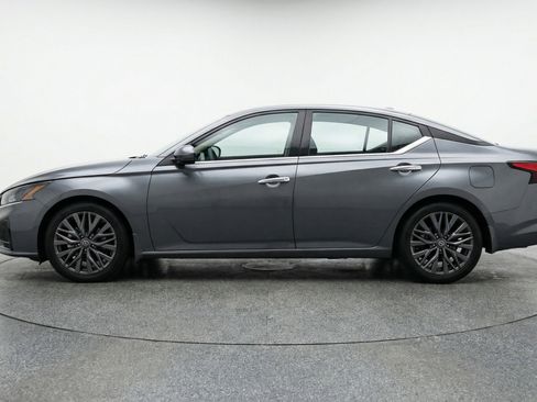 Used 2025 Nissan Altima 2.5 SV FWD image 5