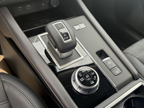 Used 2025 Mitsubishi Outlander SE image 20