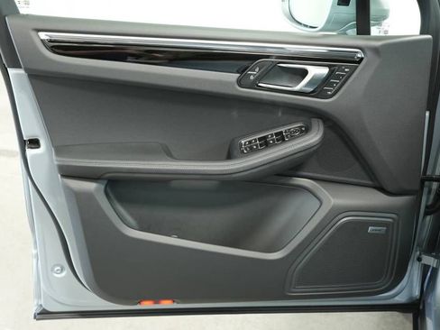 Certified 2025 Porsche Macan AWD/4WD image 25