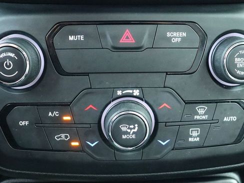 Used 2020 Jeep Renegade Latitude w/ Popular Equipment Group image 45