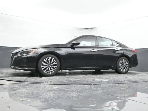 Used 2024 Nissan Altima 2.5 SV FWD image 45