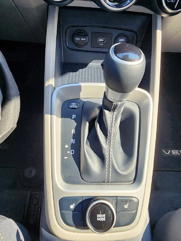 Used 2021 Hyundai Venue FWD image 3