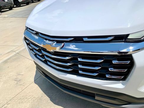Used 2025 Chevrolet Equinox LT FWD image 2