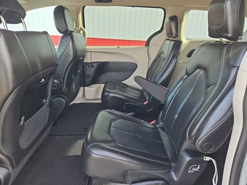 Used 2023 Chrysler Pacifica Touring-L image 37