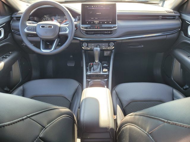 Used 2026 Jeep Compass Latitude AWD/4WD image 13