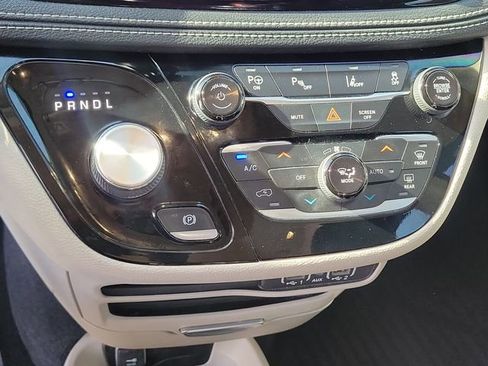 Used 2022 Chrysler Pacifica Touring-L w/ Uconnect Theater Family Group FWD image 22