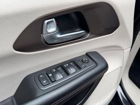 Used 2018 Chrysler Pacifica Touring-L FWD image 25
