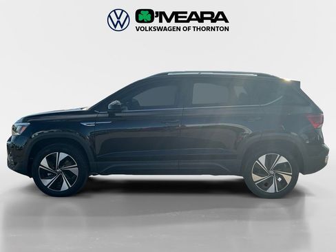 Used 2024 Volkswagen Taos SE w/ Panoramic Sunroof Package image 2