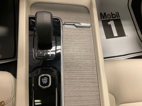 Used 2023 Volvo XC60 B5 Plus image 19