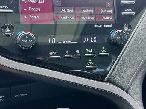 Used 2018 Toyota Camry XSE FWD image 12