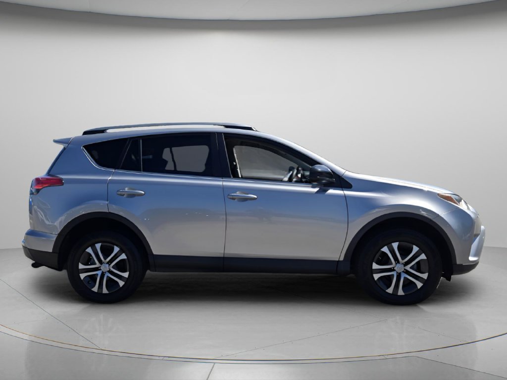 Used 2017 Toyota RAV4 LE FWD image 4