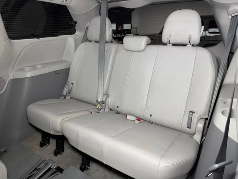 Used 2014 Toyota Sienna XLE FWD image 16