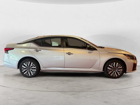 Used 2024 Nissan Altima 2.5 SV AWD/4WD image 2