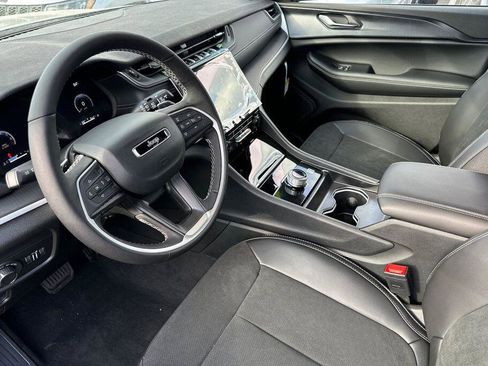 New 2025 Jeep Grand Cherokee Altitude image 10