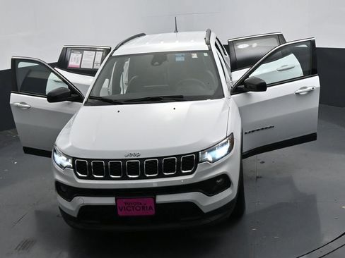 Used 2024 Jeep Compass Latitude image 25