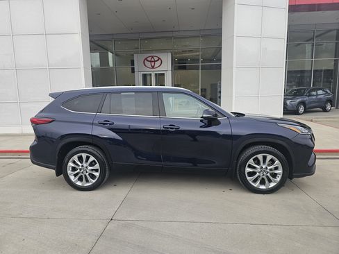 Used 2021 Toyota Highlander Limited image 3