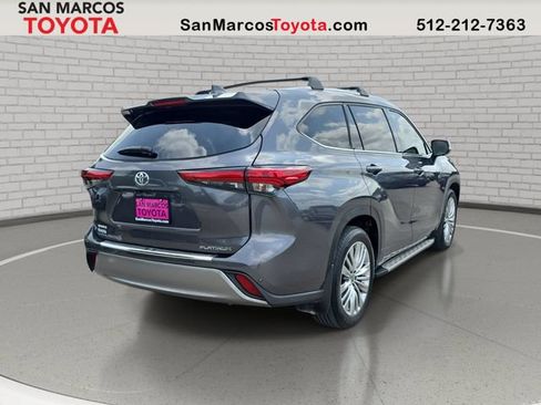 Used 2023 Toyota Highlander Platinum FWD image 6