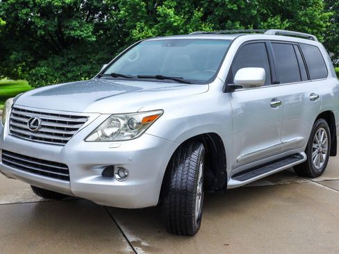 Used 2011 Lexus LX 570 4WD w/ Luxury Pkg image 3