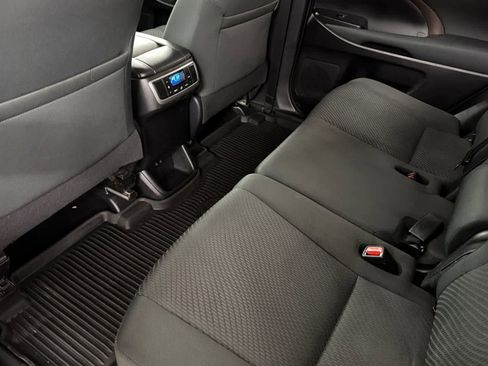 Used 2019 Toyota Highlander LE AWD/4WD image 4
