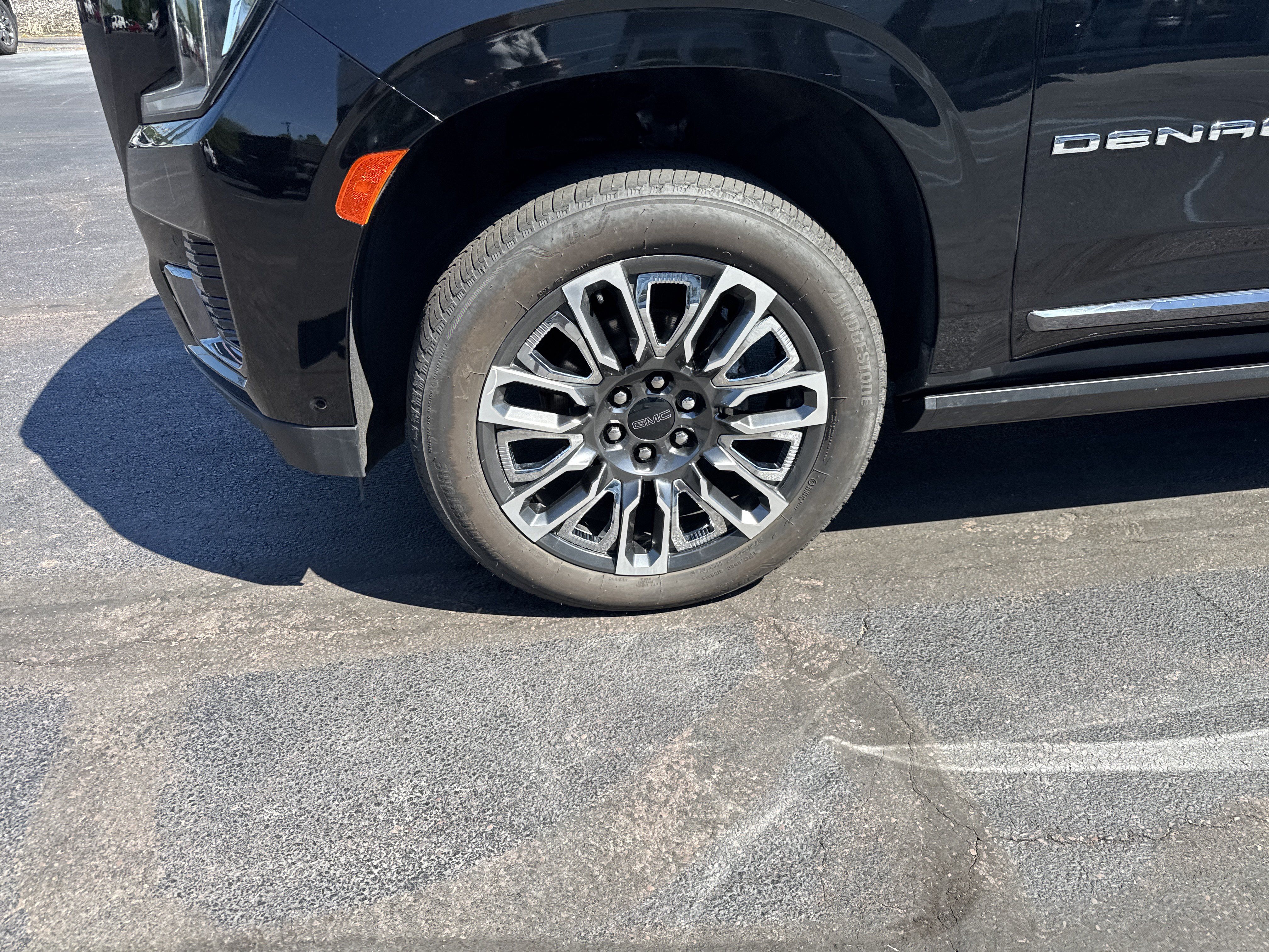Used 2023 GMC Yukon Denali Ultimate AWD/4WD image 11