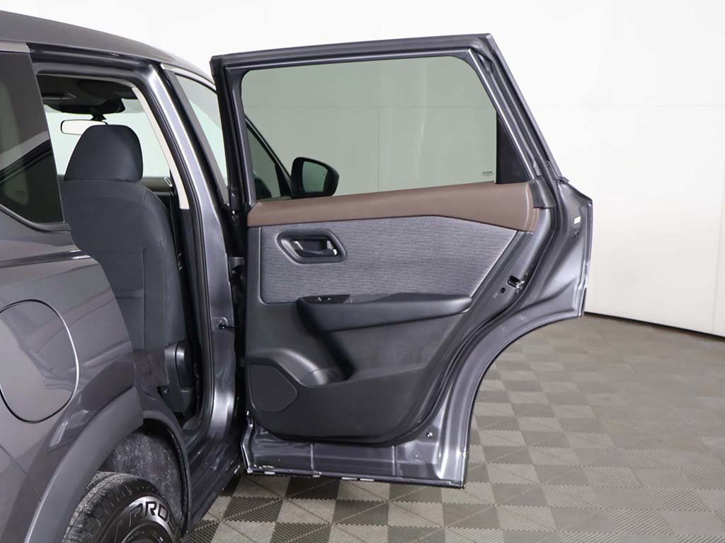 Used 2023 Nissan Rogue S AWD/4WD image 18