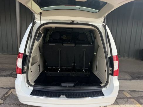 Used 2016 Chrysler Town & Country Touring FWD image 5