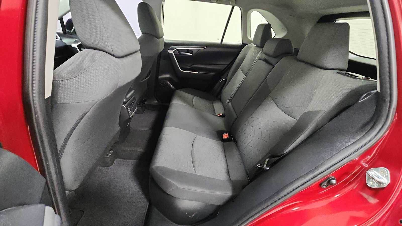 Certified 2020 Toyota RAV4 XLE w/ Carpet Mat Package AWD/4WD image 24