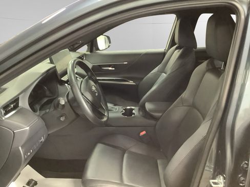 Certified 2024 Toyota Venza XLE image 9