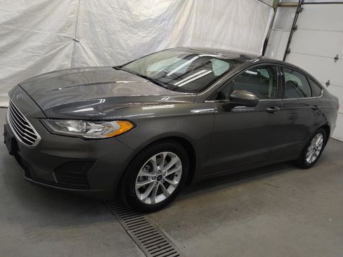 Used 2019 Ford Fusion SE image 2