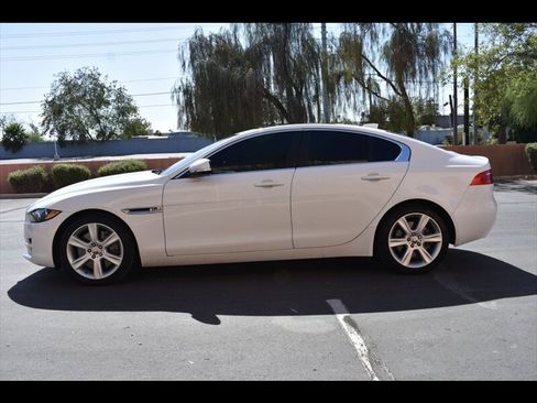 Used 2019 Jaguar XE Premium RWD image 4