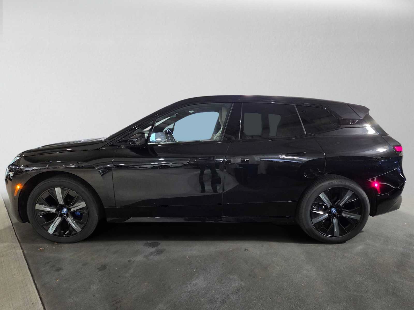 Used 2024 BMW iX xDrive50 w/ Sport Package AWD/4WD image 6