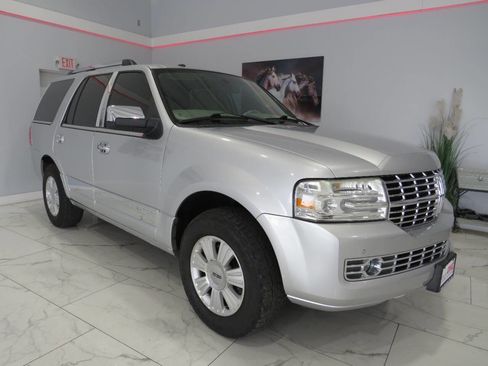 Used 2010 Lincoln Navigator 4WD image 2