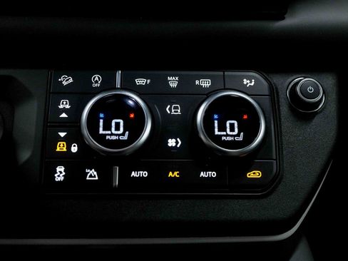 Used 2023 Land Rover Defender 130 SE image 66