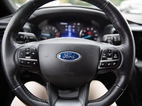 Used 2020 Ford Explorer XLT image 11