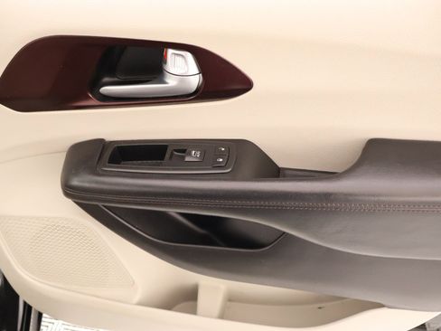 Used 2017 Chrysler Pacifica Limited w/ Tire & Wheel Group image 19