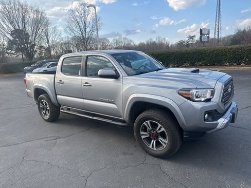 Used 2019 Toyota Tacoma TRD Sport image 3
