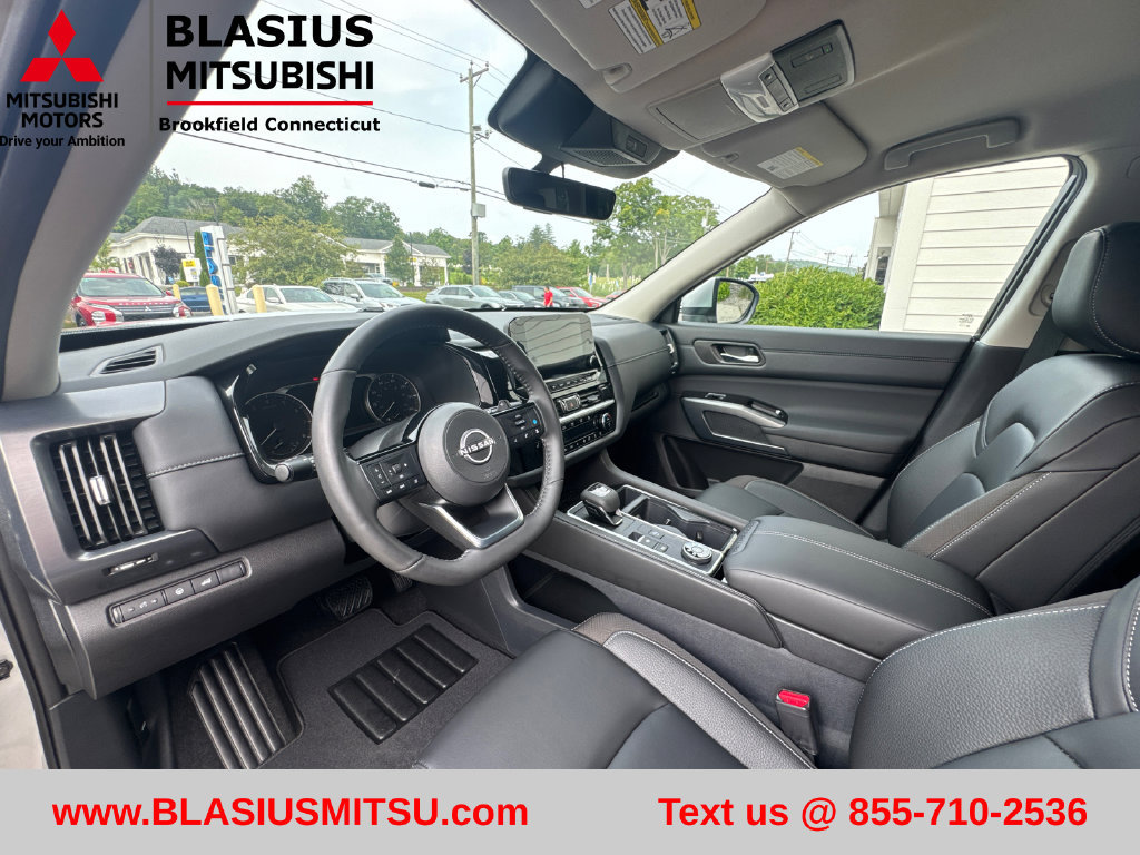 Used 2025 Nissan Pathfinder SL AWD/4WD image 14