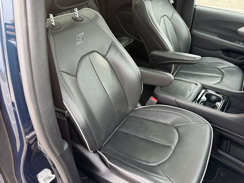 Used 2025 Chrysler Pacifica Limited image 41