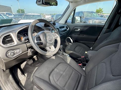 Used 2018 Jeep Renegade Latitude w/ Popular Equipment Group FWD image 18