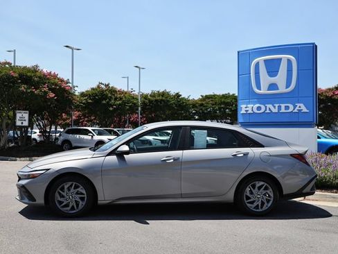 Used 2024 Hyundai Elantra SEL FWD image 4
