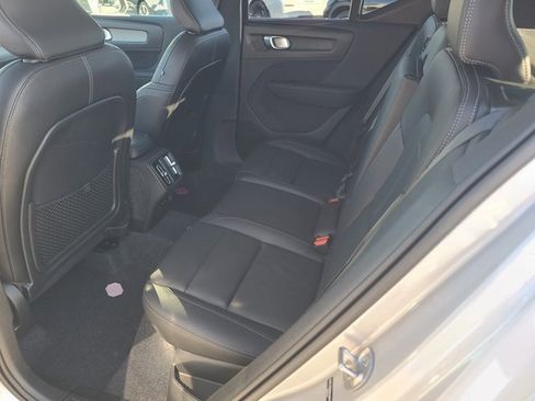 Used 2025 Volvo XC40 B5 Plus image 17