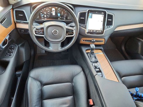 Used 2021 Volvo XC90 T6 Momentum w/ Climate Package image 21