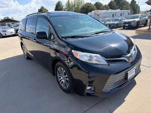 Used 2018 Toyota Sienna XLE FWD image 1