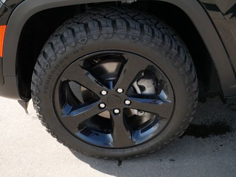 Used 2023 Jeep Grand Cherokee Limited w/ Black Appearance Package image 15