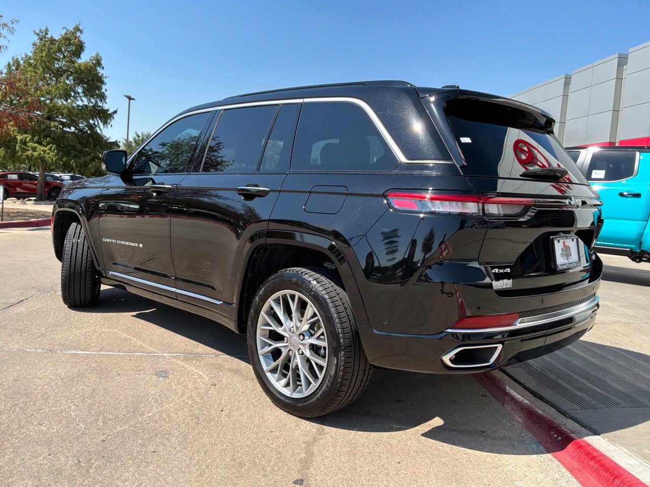 Used 2025 Jeep Grand Cherokee Summit AWD/4WD image 8