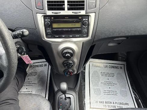 Used 2010 Toyota Yaris 4-Door Hatchback image 15