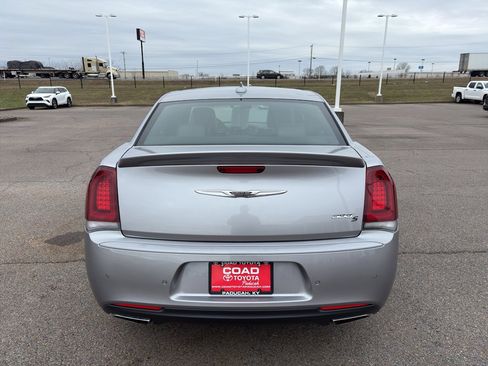 Used 2018 Chrysler 300 S w/ 300S Premium Group image 4