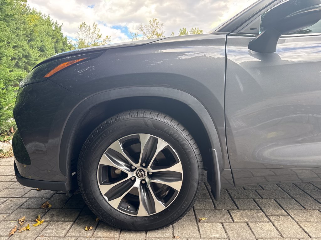 Used 2023 Toyota Highlander XLE FWD image 9