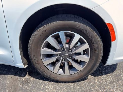 Used 2023 Chrysler Pacifica Touring-L FWD image 19