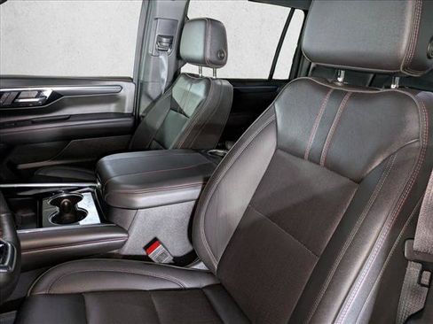 Used 2025 Chevrolet Suburban RST w/ Comfort Package AWD/4WD image 19